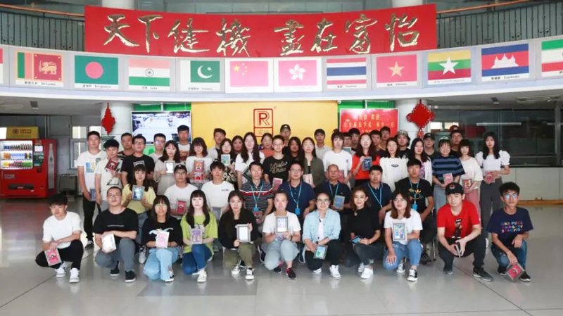 北京服装学院的师生参观9728太阳集团1.jpg
